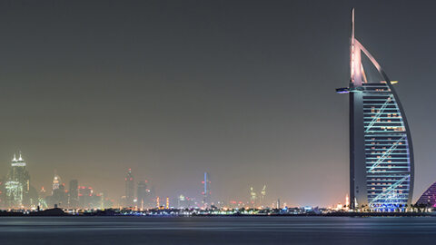 Blick auf Dubai und seine Gebäude bei Nacht 