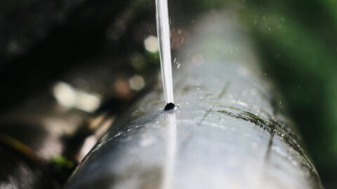 Wasser aus einem Rohr austritt