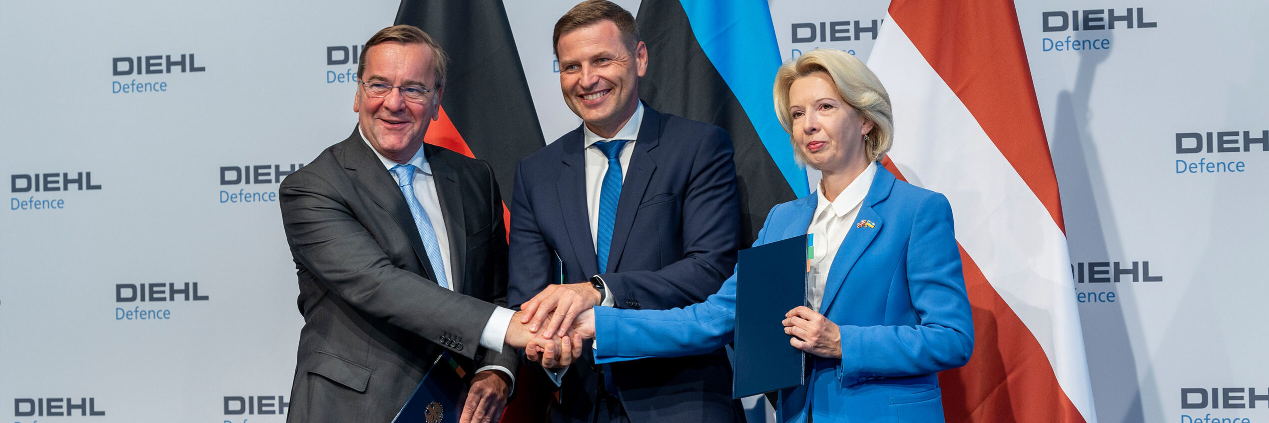 Verteidigungsminister aus Estland, Lettland und Deutschland bei Diehl Defence