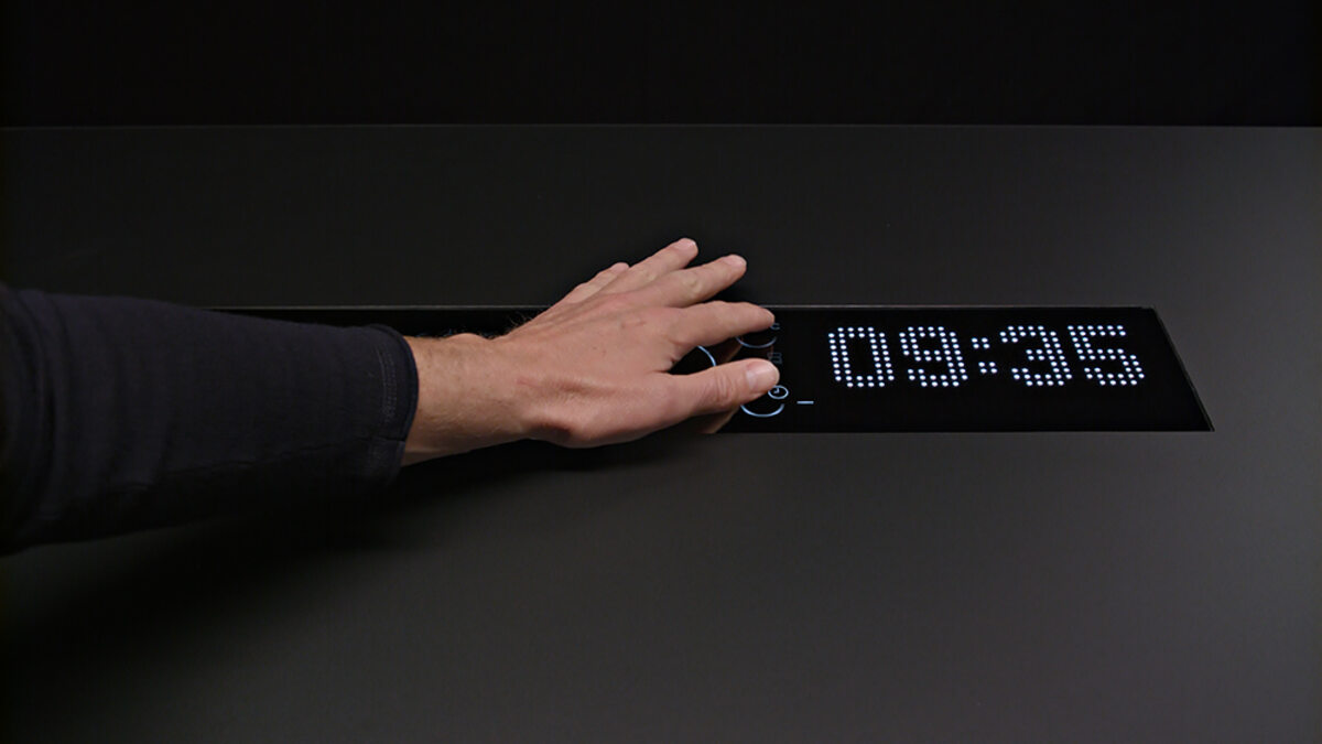 Männerhand bedient Backofen Blende mit der innovativen 3Sense Touch-Technologie