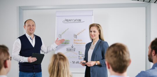 Picture of experts presenting an loT training sessions,