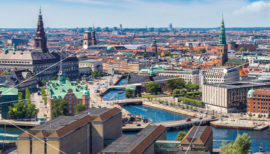 Luftaufnahme einer Stadt mit ihrem scheinbaren Netzwerk 