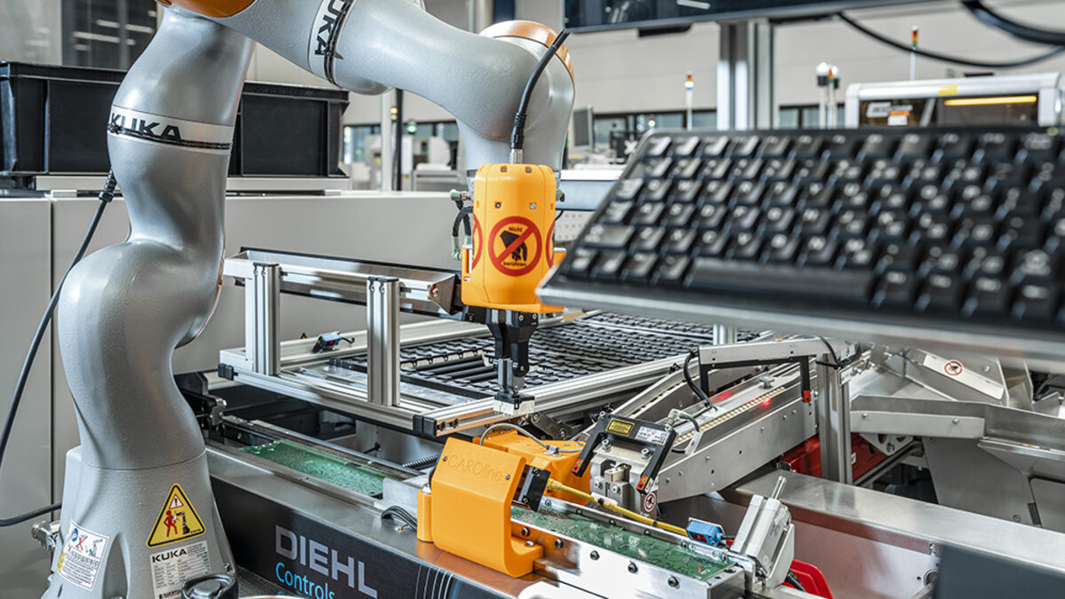 Roboterarm bestückt elektronische Bauteile