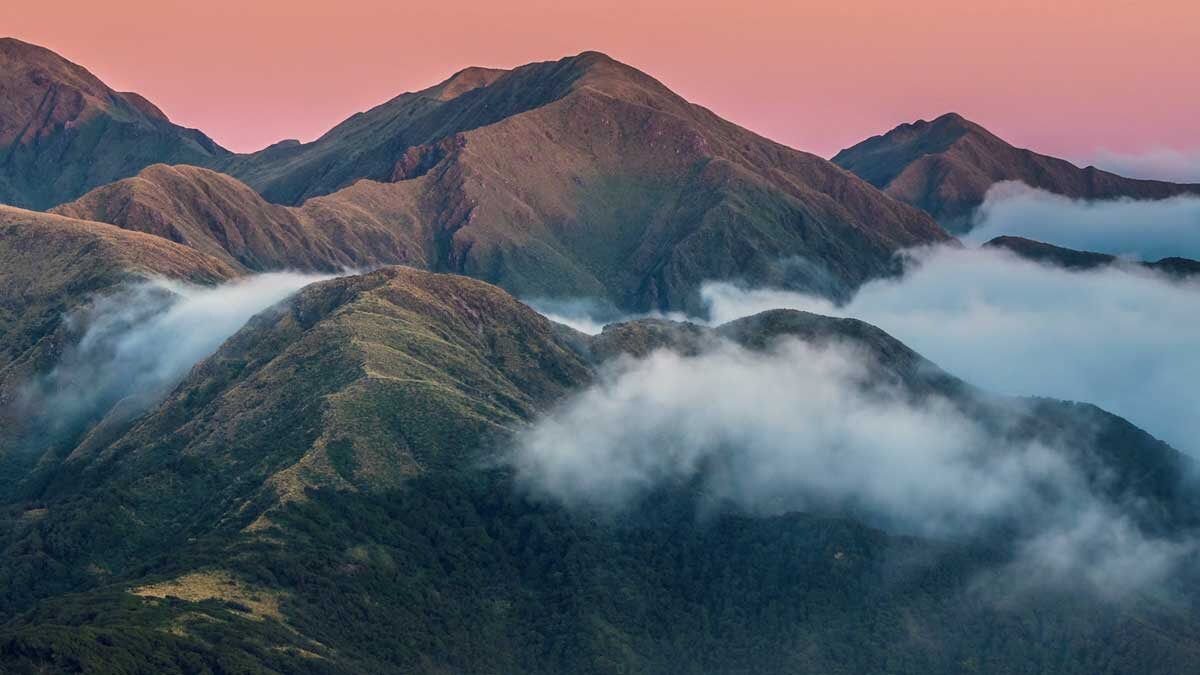 wolkenverhangene Berge