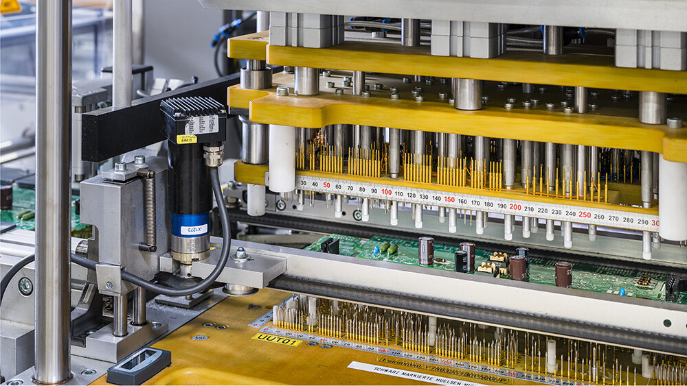 Test system contacts the test points of an electronic