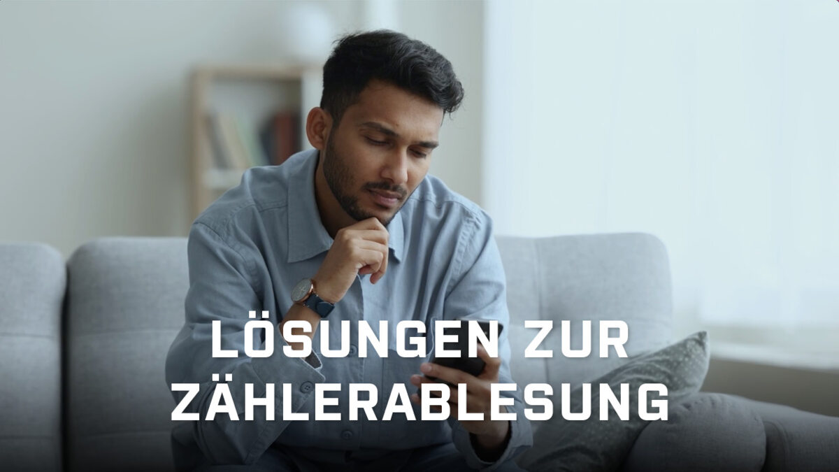 Ein sitzender Mann, der auf sein Telefon schaut