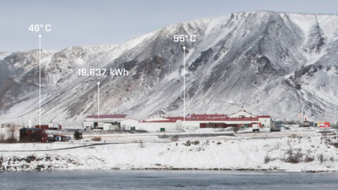 vue sur un village entouré de montagnes enneigées, avec des données indiquées 